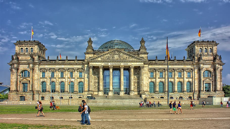 lidé, hnědý, beton, budova, během dne, architektura, Berlín, sloupec, vlajky, Německo, pilíře, budova reichstagu, exteriér budovy, stavba, skupina lidí, destinace, město, nebe, mrak - nebe, skutečných lidí, cestovat, cestovní ruch, ženy, velká skupina lidí, dav, fasáda, volnočasové aktivity, Příroda, dospělý, vláda, venku, architektonický sloup, 1080P