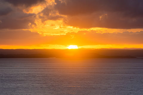 posta de sol, mar, eventide, color taronja, cel, escenics - natura, bellesa a la natura, tranquil·litat, núvol - cel, escena tranquil·la, sol, aigua, naturalesa, idíl·lic, cel dramàtic, cap gent, llum solar, horitzó, groc, estat d'ànim atmosfèric, medi ambient, horitzó sobre l’aigua, a l'aire lliure, cel romàntic, flare de la lent, brillant, 5K, CC0, domini públic, lliure de regalies