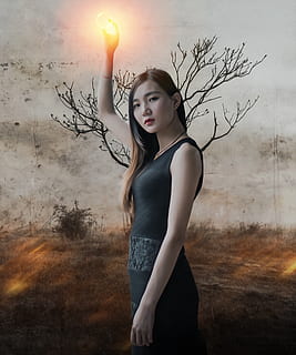 fantasia, gòtic, goth, fosc, retrat, retrat de fantasia, femella, dona, noia, jove, bellesa, model, infinit, misteri, misteriós, arbre, fusta, llum, brillar, surrealista, eteri, atmosfera, composició, tapa de llibre, Photoshop, adult jove, persones reals, dones joves, de peu, una persona, dona guapa, dones, estils de vida, naturalesa, cabell llarg, pentinat, moda, tres quarts de longitud, cel, vista frontal, terra, cabell, a l'aire lliure, compost digital, 2K, CC0, domini públic, lliure de regalies