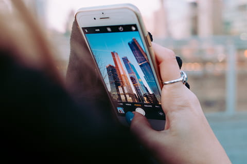 persona que fa servir iphone, telèfon intel·ligent, mà humana, tecnologia sense fils, mà, celebració, una persona, telèfon mòbil, tecnologia, dispositiu d’informació portàtil, persones reals, connexió, part del cos humà, comunicació, pantalla, enfocament selectiu, pantalla tàctil, activitat d'oci, primer pla, telèfon, a l'aire lliure, dit, 5K, CC0, domini públic, lliure de regalies
