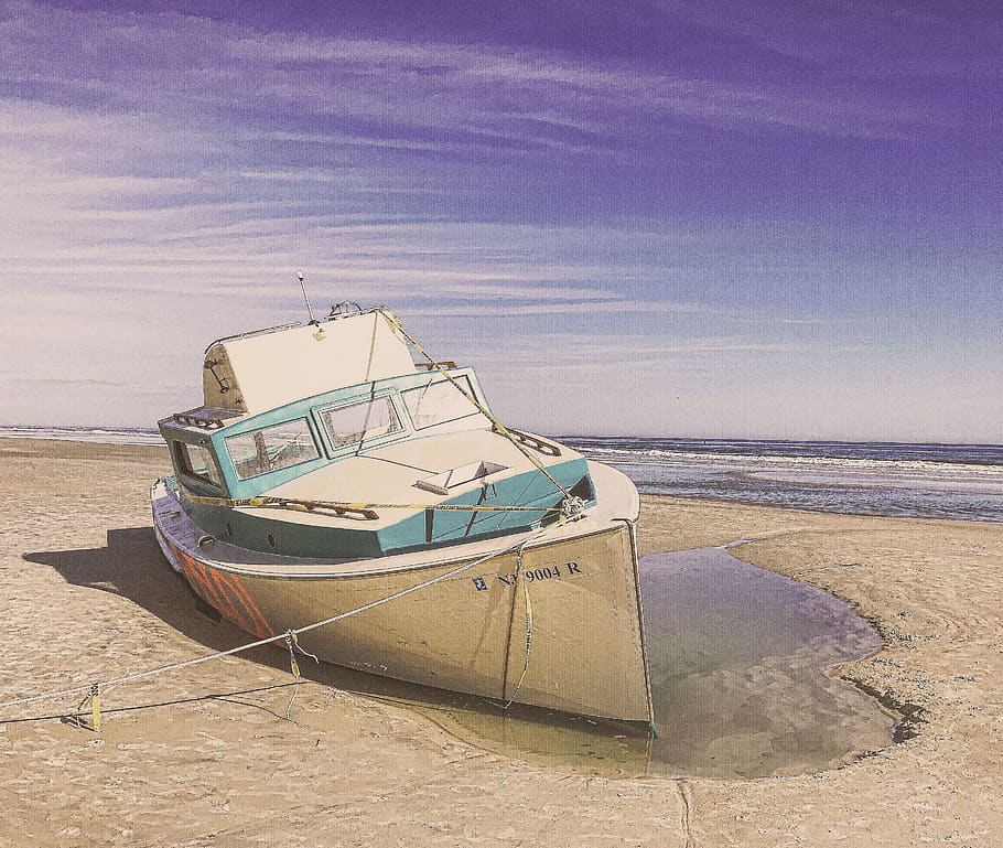 Weiß, blaugrünes Schnellboot, Land, Strand, Boot, Wolken, Tageslicht, Landschaft, Ozean, Seil, Sand, Meer, Himmel, Transportsystem, Wasser, Wasserfahrzeug, Wellen, Natur, Transport, Transportmittel, keine Leute, festgemacht, Ruhe, wolke - himmel, Tag, Schönheit in der Natur, Szenen - Natur, ruhige Szene, Horizont, draußen, Horizont über Wasser, Ruderboot, Ebbe, 2K