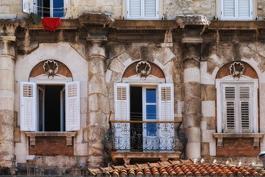 fereastră, balcon, deschidere, acces, uşă, clădire, Mediterana, arhitectură, construită, exteriorul clădirii, Intrare, arc, nici o persoana, zi, vechi, trecutul, istorie, în aer liber, perete, sticlă - material, montare pe perete, oraș, pietruită, casă, perete de piatra, 5K
