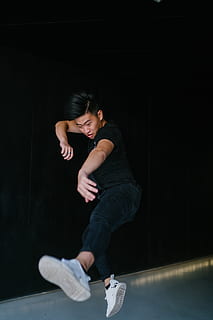 ein Mann tanzt, Aktion, Aktionsenergie, aktiv, Balance, zeitgenössischer Tanz, zeitgenössischer Tänzer, Tanzkunst, Tänzer, Tanzen, Fitness, Gymnastik, Mann, Bewegung, Performance, Künstler, Porträt, Position, Studio, eine Person, in voller Länge, Lebensstile, echte Menschen, Freizeitbeschäftigung, Sport, Fertigkeit, Legere Kleidung, junger Erwachsener, Nacht-, Vitalität, drinnen, Springen, in der Luft, Vorderansicht, schwarzer Hintergrund, Teenager, Frisur, 5K, CC0, gemeinfrei, lizenzfrei