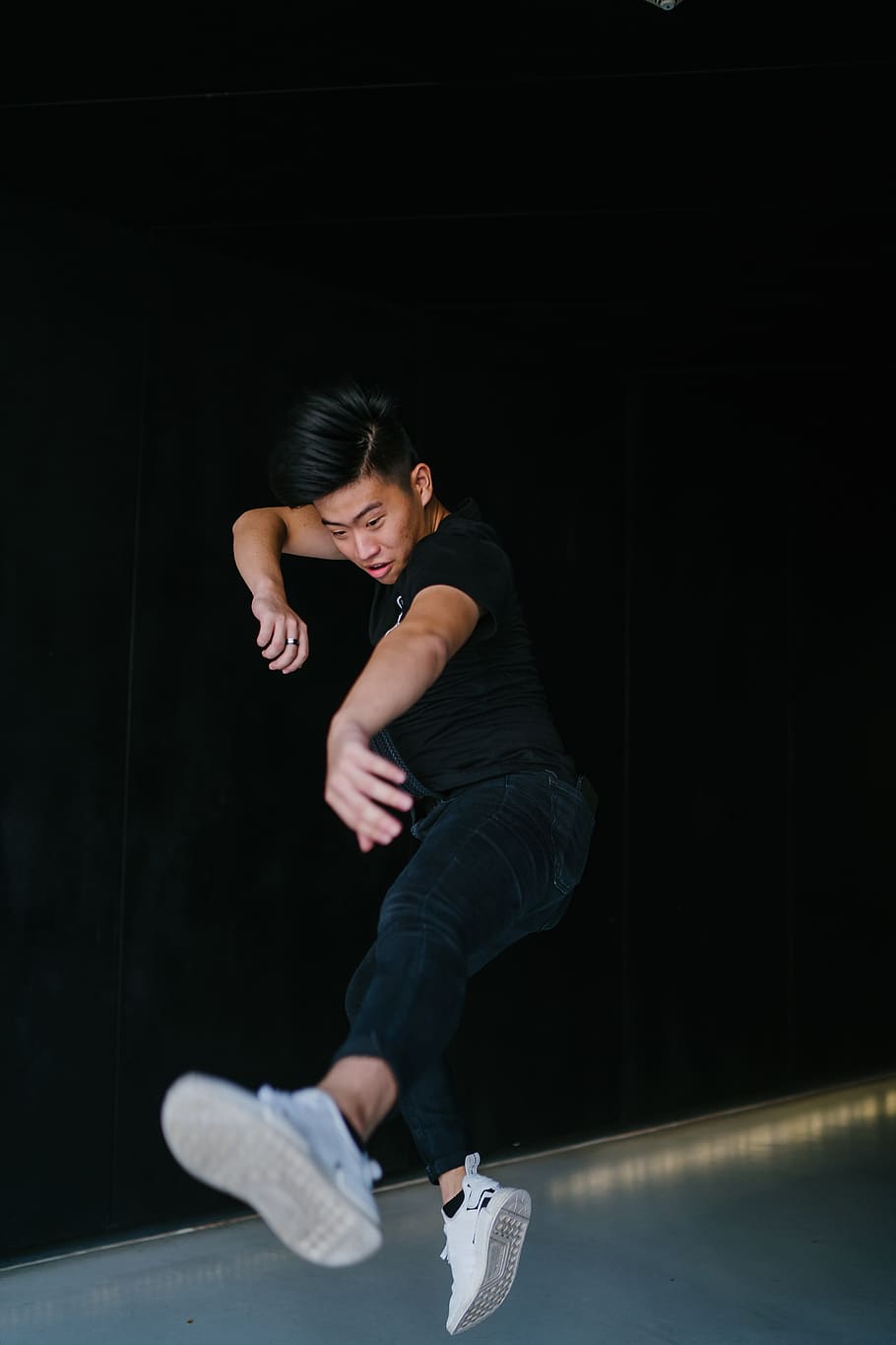 un home ballant, acció, energia d’acció, actiu, equilibri, dansa contemporània, ballarina contemporània, dansa, art de dansa, ballarina, ballant, aptitud, gimnàstica, home, moviment, rendiment, intèrpret, retrat, posició, estudi, una persona, longitud completa, estils de vida, persones reals, activitat d'oci, esport, habilitat, roba casual, adult jove, nit, vitalitat, a l'interior, saltar, a l'aire, vista frontal, fons negre, adolescent, pentinat, 5K