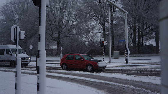 , bil, transportform, motor køretøj, sne, vinter, kold temperatur, land køretøj, træ, transportmidler, bare træ, by, vej, gade, natur, dag, plante, arkitektur, bygning udvendig, bygget struktur, sner, ingen mennesker, udendørs, 4K, CC0, offentligt domæne, royaltyfrie