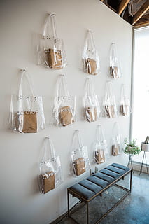 curology, in casa, tavolo, bicchiere, vetro - materiale, nessuno, trasparente, cibo e bevande, assenza, attrezzatura per l'illuminazione, attrezzature domestiche, bicchiere di vino, posto a sedere, ristorante, attività commerciale, sedia, natura morta, giorno, mobilia, stanza domestica, cenare, 2K, CC0, dominio pubblico, privo di copyright