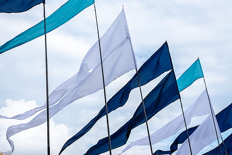 Fahnen auf Masten, Russland, krasnodar, Gebäude, Bürogebäude, Hochhaus, städtisch, Stadt, Dorf, Stadt, gleiten, Abenteuer, Freizeitaktivitäten, Flagge, Emblem, Blau, Himmel, wolke - himmel, Flachwinkelansicht, Natur, Tag, keine Leute, Umgebung, Patriotismus, Wind, Pole, draußen, gestalten, Textil-, winken, gestreift, Sonnenlicht, Fokus auf den Vordergrund, 5K, CC0, gemeinfrei, lizenzfrei