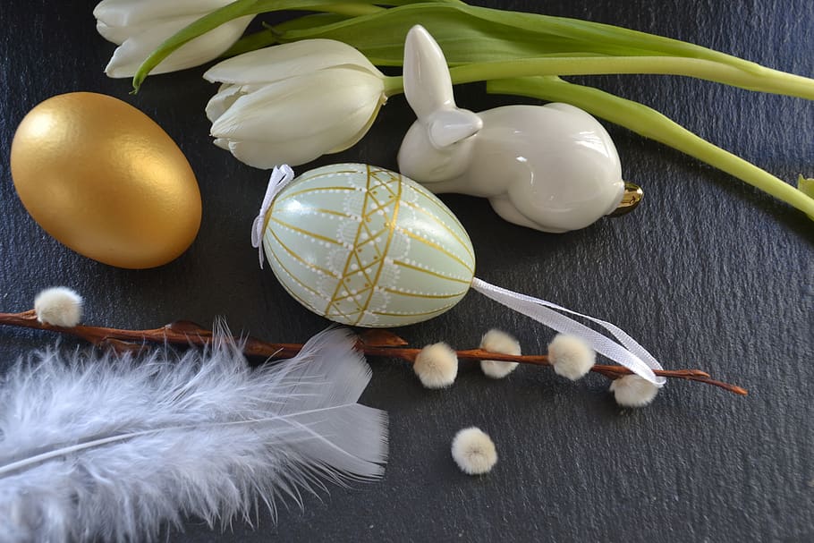 Pasqua, deco, decoració, conill de Pasqua, primavera, tema de pasqua, ous de Pasqua, ou de Pasqua, llebre, tulipes, decoració de pasqua, or, blanc, ploma, gatet de palma, natura morta, a l'interior, taula, cap gent, vista d’angle alt, primer pla, frescor, menjar, menjar i beguda, planta, flor, planta amb flors, naturalesa, Color blanc, festa, celebració, directament a sobre, ou, 4K