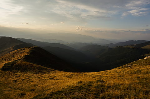 pole trawy, Góra, przygoda, Chmura, chmury, świt, światło dzienne, mgła, trawa, krajobraz, światło, Natura, sceniczny, niebo, zachód słońca, dolina, doliny, pogoda, piękno natury, scenics - natura, spokojna scena, spokój, środowisko, scena pozamiejska, pasmo górskie, chmura - niebo, idylliczny, żadnych ludzi, wylądować, zdalny, roślina, na dworze, majestatyczny, toczący się krajobraz, 5K, CC0, domena publiczna, darmowe zdjęcia