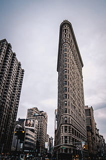 edificio di ferro da stiro, città, urbano, costruzione, edificio per uffici, cittadina, New York, alto aumento, metropoli, strada, Stati Uniti d'America, architettura, centro, intersezione, pedone, condominio, Flatiron, asfalto, guglia, esterno dell'edificio, struttura costruita, alto - alto, grattacielo, Torre, edificio per uffici esterno, cielo, Inquadratura dal basso, natura, destinazioni di viaggio, nessuno, moderno, giorno, viaggio, ufficio, all'aperto, paesaggio urbano, distretto finanziario, 4K, CC0, dominio pubblico, privo di copyright