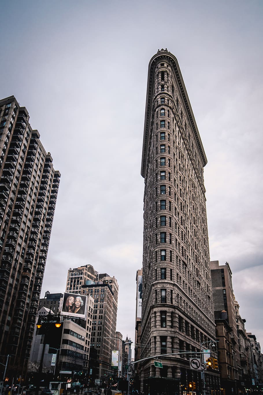 edifici de planer, ciutat, urbà, edifici, edifici d'oficines, new york, de gran alçada, metròpolis, carretera, EUA, arquitectura, centre de la ciutat, intersecció, vianants, edifici d'apartaments, flatiron, asfalt, fletxa, exterior de l'edifici, estructura construïda, alta - alta, gratacels, torre, exterior d’edifici d’oficines, cel, vista d’angle baix, naturalesa, destinacions de viatge, cap gent, modern, dia, viatjar, oficina, a l'aire lliure, paisatge urbà, districte financer, 4K