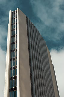 arquitectura, edifici, infraestructura, estructura, establiment, finestres, condomini, hotel, núvols, cel, exterior de l'edifici, estructura construïda, vista d’angle baix, núvol - cel, cap gent, modern, dia, naturalesa, oficina, exterior d’edifici d’oficines, ciutat, alta - alta, a l'aire lliure, torre, vidre - material, finestra, reflexió, gratacels, 5K, CC0, domini públic, lliure de regalies