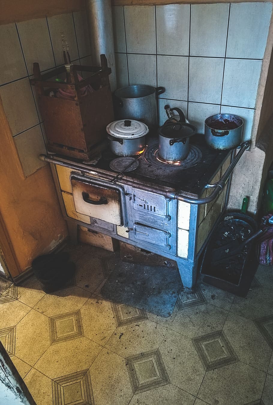 temps, parada, passat, calor, emocions, memòries, forn, foc, cor, poble, habitació domèstica, equipament per a la llar, cap gent, a l'interior, cuina, estufa, casa, rajola, sòls, cuina domèstica, estri de cuina, metall, aparell, vista d’angle alt, arquitectura, funció de construcció de parets, vell, contenidor, absència, cremador de la estufa de gas, desordenat, sòl de rajoles, 4K