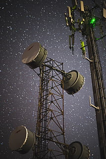 palo di servizio grigio, dispositivo elettrico, antenna, costruzione, telescopio, radiotelescopio, cavo, architettura, guglia, Torre, campanile, linee elettriche, torre di trasmissione elettrica, illuminazione, planetario, avventura, attività ricreative, centrale elettrica, liuto, strumento musicale, osservatorio, tecnologia, Inquadratura dal basso, cielo, struttura costruita, comunicazione, satellitare, antenna parabolica, nessuno, attrezzatura per l'illuminazione, alto - alto, natura, astronomia, spazio, notte, connessione, illuminato, all'aperto, comunicazioni globali, 4K, CC0, dominio pubblico, privo di copyright