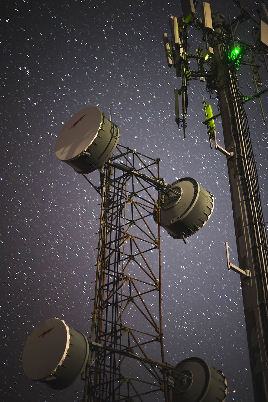 pal d'utilitat gris, dispositiu elèctric, antena, edifici, telescopi, radiotelescopi, cable, arquitectura, fletxa, torre, campanar, línies elèctriques, torre de transmissió elèctrica, il·luminació, planetari, aventura, activitats de lleure, central elèctrica, llaüt, instrument musical, observatori, tecnologia, vista d’angle baix, cel, estructura construïda, comunicació, satèl·lit, antena parabòlica, cap gent, equips d’il·luminació, alta - alta, naturalesa, astronomia, espai, nit, connexió, il·luminat, a l'aire lliure, comunicacions globals, 4K