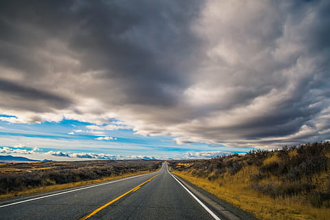 strada cementata, asfalto, nuvole, vuoto, autostrada, prospettiva, strada, viaggio (viaggio), nuvola - cielo, mezzi di trasporto, cielo, direzione, la strada davanti, simbolo, ambiente, paesaggio, segnaletica stradale, bellezza nella natura, marcatura, cartello, natura, scena non urbana, nessuno, punto di fuga, prospettiva decrescente, scenics - natura, all'aperto, linea di divisione, 5K, CC0, dominio pubblico, privo di copyright