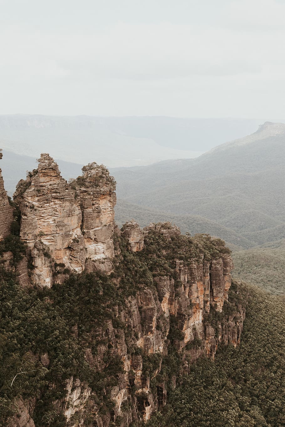 montagna marrone, natura, all'aperto, scogliera, montagna, roccia, alberi, catena montuosa, montagne blu, Australia, altopiano, rovine, mesa, scenario, valle, canyon, promontorio, terra, pianta, vegetazione, albero, scenics - natura, scena tranquilla, ambiente, la tranquillità, paesaggio, cielo, bellezza nella natura, formazione rocciosa, roccia - oggetto, nessuno, solido, giorno, viaggio, destinazioni di viaggio, scena non urbana, formazione, picco di montagna, 5K