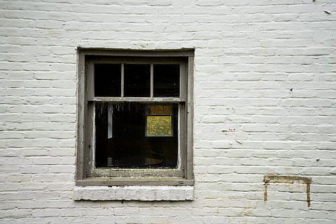 finestra, fora, explorar, aventura, canviant d'humor, misteri, esgarrifós, tranquil, caure, naturalesa, casa, finestres, maó, arquitectura, estructura construïda, exterior de l'edifici, edifici, funció de construcció de parets, paret, cap gent, dia, vidre - material, vell, paret de maó, a l'aire lliure, Color blanc, barri residencial, marc de finestra, tancat, abandonat, 5K, CC0, domini públic, lliure de regalies