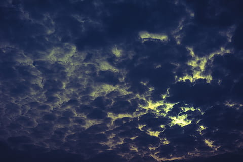 nuvens, nuvens escuras, nuvem - céu, céu, beleza na natureza, scenics - natureza, visão de baixo ângulo, natureza, cloudscape, tranquilidade, ninguém, origens, céu dramático, tempestade, quadro completo, idílico, ao ar livre, cena tranquila, nublado, céu mal-humorado, majestoso, meteorologia, sinistro, poder na natureza, 4K, CC0, domínio público, royalty free