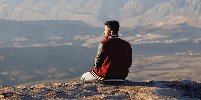 Irak, echte Menschen, eine Person, Lebensstile, Berg, Sitzung, Freizeitbeschäftigung, Rückansicht, Rock, Natur, Rock - Objekt, Tag, solide, Schönheit in der Natur, Sonnenlicht, Szenen - Natur, Urlaube, Gebirge, Nicht-städtische Szene, Ausflug, draußen, Blick auf Ansicht, 5K, CC0, gemeinfrei, lizenzfrei