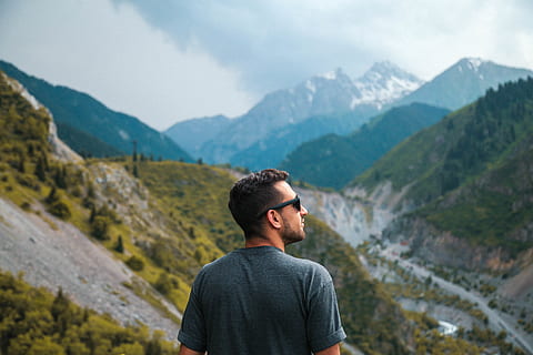 superficial, fotografía de enfoque, hombre, vistiendo, gris, camisa, nubes, luz, tiempo de día, ambiente, explorar, chico, caminata, paisaje, pico de la montaña, montañas, rocas, escénico, cielo, nieve, Gafas de sol, arboles, bosque, montaña, actividad de ocio, cordillera, una persona, paisajes - naturaleza, vacaciones, adulto, viaje, hombres, belleza en la naturaleza, naturaleza, aventuras, actividad, estilos de vida, tierra, contemplación, al aire libre, libertad, 5K, CC0, dominio público, libre de derechos