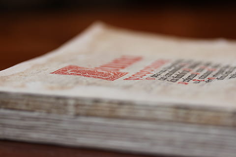 beyaz yazıcı kağıdı, seçici odak, Tarihçe, geçmiş, insansız, kapatmak, posta, nesne grubu, posta pulu, iletişim, stüdyo çekimi, mektup, Metin, natürmort, içeriye, Antik, yığın, ahşap malzeme, sanat kültürü ve eğlence, eski, 2K, CC0, kamu malı, telif ücretsiz