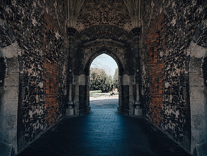 passarela, caminho, corredor, cripta, Amersham, parede, pavimento, calçada, arco, construção, arquitetura, tijolo, monumento, masmorra, arte, arquitectónico, lindo, passagem, branco, portal, estrutura construída, o caminho a seguir, história, direção, o passado, ninguém, recurso de construção de parede, dentro de casa, velho, dia, videogames, esvaziar, natureza, Perspectiva Diminutiva, antigo, coluna arquitetônica, parede de pedra, beco, arqueado, 4K, CC0, domínio público, royalty free