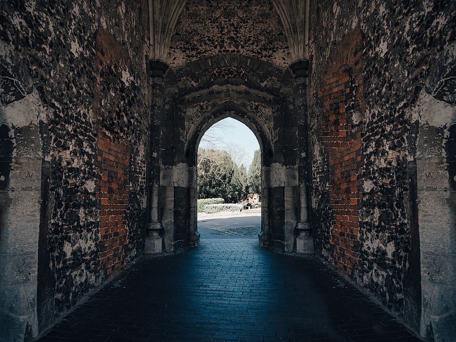 passarel·la, Camí, passadís, cripta, Amersham, paret, paviment, vorera, arc, edifici, arquitectura, maó, monument, masmorra, art, arquitectònic, bonic, passatge, blanc, portal, estructura construïda, el camí a seguir, història, direcció, el passat, cap gent, funció de construcció de parets, a l'interior, vell, dia, arcade, buit, naturalesa, perspectiva decreixent, antic, columna arquitectònica, paret de pedra, carreró, arquejat, 4K