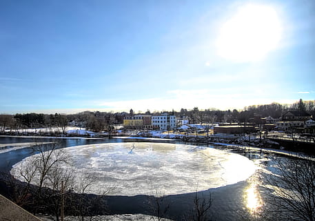 isplate, elv, vinter, is, natur, himmel, vann, snø, kaldtemperatur, ingen folk, frossen, dag, bygget struktur, naturskjønnhet - natur, arkitektur, refleksjon, sollys, ro, utendørs, 2K, CC0, offentlig domene, opphavsrett gratis