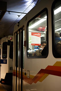 persones dins del tren, persona, humà, transport, tren, vehicle, terminal, estació de tren, autobús, metro, rail, gent, furgoneta, roba, cotxe de passatgers, Digues alguna cosa, pressa, treballar, urbà, ciutat, manera de transport, transport per ferrocarril, transport públic, tren - vehicle, interior del vehicle, finestra, tren de passatgers, viatjar, tren de metro, vehicle terrestre, viatge, il·luminat, arquitectura, a l'interior, seient del vehicle, estació de ferrocarril, porta, 5K, CC0, domini públic, lliure de regalies