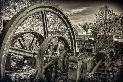 tecnologia, màquina, bloqueig, històricament, conduir, blanc i negre, roda, sistema de transport, vell, metall, abandonat, transport, cap gent, obsoleta, camp, naturalesa, dia, maquinària, terra, declivi, espatllat, a l'aire lliure, cel, història, el passat, planta, deteriorament, roda de vagó, 5K, CC0, domini públic, lliure de regalies