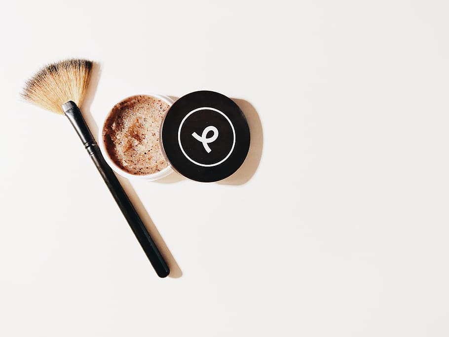 hnědý, Černá, štětec na makeup, kartáč, flatlay, makeup, křoviny, studio shot, bílé pozadí, uvnitř, přímo nad, kopie prostor, stálý život, nikdo, vystříhnout, detail, kosmetický výrobek, vysoký úhel pohledu, bílá barva, móda, jednoduchost, Černá barva, umělecká kultura a zábava, výběr, krása, ruměnec - líčení, péče o tělo a krása, 4K