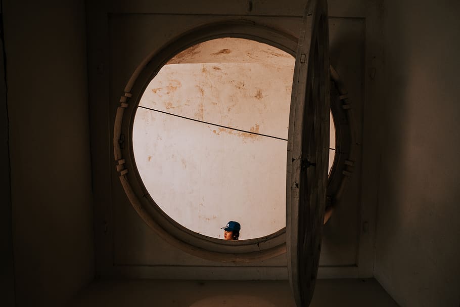 apre la finestra bianca, finestra, porta, oblò, Aperto, apertura, volta, parete, cemento, capo, il giro, forma rotonda, cerchio, uomo, Wakeling, persona, umano, buco, legna, legno duro, architettura, forma, persone reali, in casa, uomini, forma geometrica, struttura costruita, una persona, costruzione, giorno, caratteristica della parete, design, stili di vita, adulto, arco, industria, attività di svago, 5K