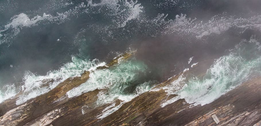 See, Ozean, Bäume, Hintergrund, Drohne, Sonnenuntergang, Sonnenaufgang, Wasser, Leistung, Kraft in der Natur, Schönheit in der Natur, Bewegung, Welle, Meer, Sport, Surfen, Natur, Wassersport, Land, Strand, Rock - Objekt, Rock, plantschen, Tag, draußen, brechen, Wind, fließendes Wasser, 4K