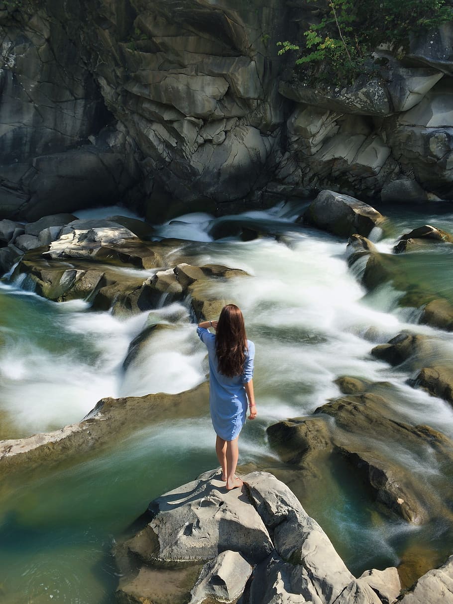dona, blau, Màniga llarga, vestit, de peu, mig, rock, furiosa, aigua, la llum del dia, durant el dia, medi ambient, flux, naturalesa, fora de casa, a l'aire lliure, persona, ràpids, riu, roques, escènic, lapse de temps, sòlid, rock - object, bellesa a la natura, activitat d'oci, una persona, persones reals, estils de vida, exposició llarga, escenics - natura, cascada, moviment, longitud completa, moviment borrós, formació de roca, aigua que flueix, que flueix, rierol: aigua que flueix, 4K