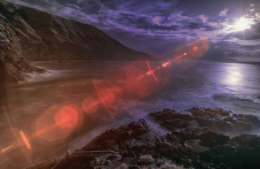vermell, raigs de llum, platja, muntanya, a l'aire lliure, naturalesa, volcà, erupció, lava, llum, flamarada, paisatge, sortida del sol, cel, vespre, posta de sol, alba, cel vermell, Serra, mesa, edifici, arquitectura, bellesa a la natura, rock, escenics - natura, aigua, sòlid, rock - object, núvol - cel, raig de sol, mar, tranquil·litat, escena tranquil·la, moviment, exposició llarga, cap gent, idíl·lic, flare de la lent, sol, poder a la natura, aigua que flueix, 5K