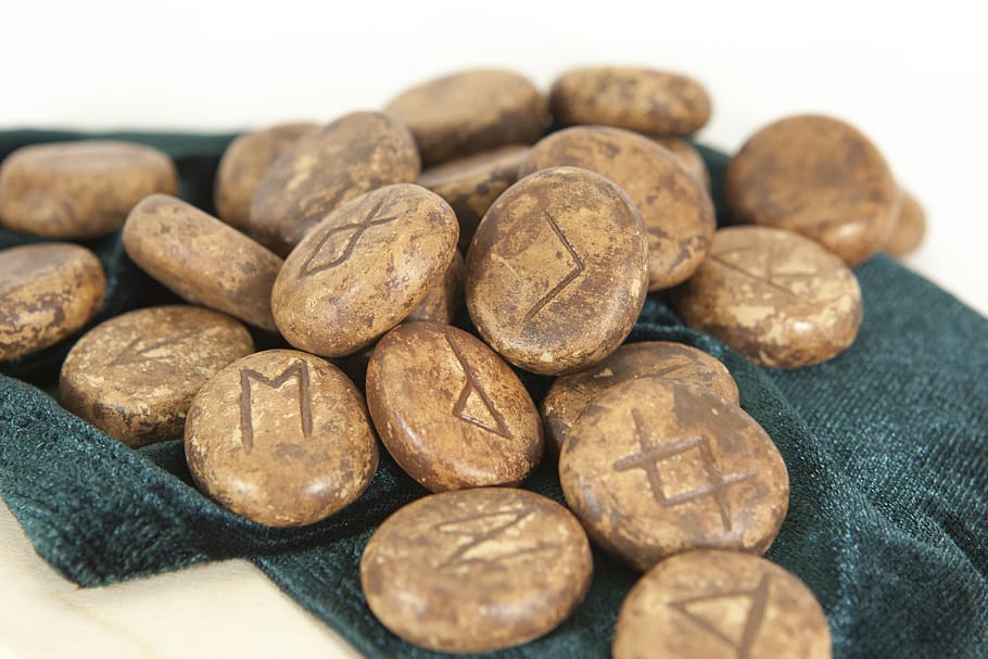 endevinació, fons, pla de krupnyj, l’enviament, uns quants, runes, pedres, pedres que escric, os, predmeta, articles, les pedres amb imatges, jeroglífics, runa de pedra, pedres per a l'adivinació, pedres naturals per a l'adivinació, màgia, esoterisme, l'emoció, l’èxit del, felicitat, un conjunt de pedres, conjunt de runes, pedra, autònom, estil, ornament, autorització, bonic, fons blanc, decoració, disseny, menjar i beguda, menjar, primer pla, a l'interior, gran grup d'objectes, frescor, benestar, alimentació saludable, cap gent, marró, natura morta, enfocament selectiu, berenar, torrat, centrar-se en primer pla, abundància, Munt, nou, grup d'objectes, 5K