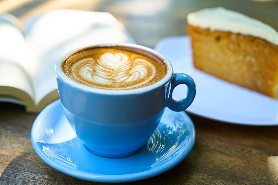 modrý, keramický, šálek, podšálek, rozmazat, přestávka, kofein, dort, cappuccino, detail, káva, kávový šálek, krém, pohár, Lahodné, napít se, pěna, soustředit se, jídlo, horký, latte, latte art, džbánek, pečivo, kus, nakrájený, jídlo a pití, káva - nápoj, občerstvení, nádobí, horký nápoj, stůl, stálý život, pěnivý nápoj, pěna umění, zaměřit se na popředí, nikdo, snídaně, nealkoholický nápoj, 5K