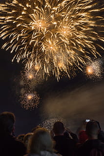 insanlar, seyretme, havai fişek, gece vakti, patlama, kalabalık, göstermek, ışık, altın, pırıltı, Parti, kutlama, Festival, gece, parlak, nye, HNY, yeni Yılınız mutlu olsun, Yılbaşı gecesi, dört Temmuz, havai fişek gösterisi, patlayan, Etkinlik, havai fişek - insan yapımı nesne, ateş - doğal fenomen, parti - sosyal etkinlik, geleneksel festival, tatil, eğlence, çok renkli, performans, yıldönümü, yeni yıl günü, yeni yıl, siyah renk, kırmızı, renkler, yıl, gösterme, karanlık, mutluluk, aydınlatılmış, duman - fiziksel yapı, Canlı renk, parıltılı, ışık - doğal fenomen, 5K, CC0, kamu malı, telif ücretsiz