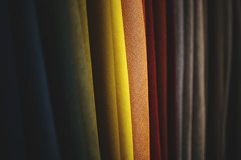 tessuti colorati, schieramento, luminosa, stoffa, colore, colorato, moda, pieghe, tessile, struttura, fotogramma intero, avvicinamento, in casa, multicolore, nessuno, sfondi, scelta, variazione, tenda, modello, messa a fuoco selettiva, fianco a fianco, di fila, preparativi, industria tessile, sospeso, natura morta, giorno, industria, 5K, CC0, dominio pubblico, privo di copyright
