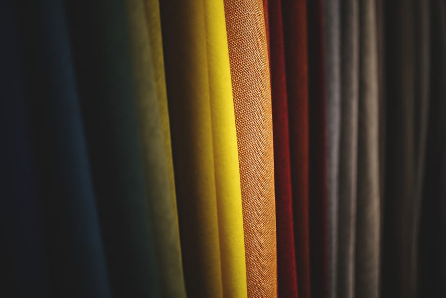 teixits de colors, matriu, brillant, drap, color, colorit, moda, plecs, tèxtils, textura, marc complet, tèxtil, primer pla, a l'interior, multicolor, cap gent, fons, elecció, variació, cortina, patró, enfocament selectiu, costat a costat, en fila, arranjament, indústria tèxtil, penjant, natura morta, dia, indústria, 5K