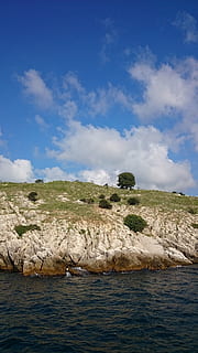 illot, núvols, vora del mar, viatjar, cel, aigua, núvol - cel, rock, davant del mar, bellesa a la natura, rock - object, escenics - natura, tranquil·litat, naturalesa, sòlid, escena tranquil·la, mar, dia, cap gent, blau, formació de roca, terra, a l'aire lliure, litoral rocós, 4K, CC0, domini públic, lliure de regalies