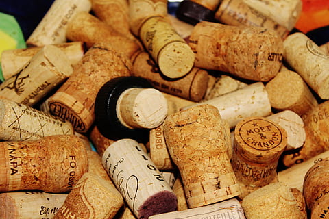objekter, tæt på, propper, vinkurve, vinkork, kork - prop, mad og drikke, vin, alkohol, stor gruppe af objekter, indendørs, overflod, forfriskning, flaske, drikke, variation, ingen mennesker, valg, beholder, baggrunde, stilleben, mad, fuld ramme, rødvin, luksus, fransk mad, 5K, CC0, offentligt domæne, royaltyfrie