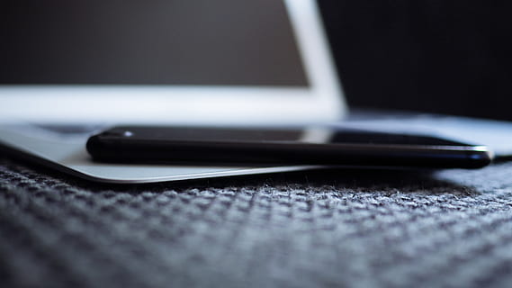 macbook, i phone, grigio, Mela, lumix, foto, GM1, tecnologia, tecnologia wireless, connessione, messa a fuoco selettiva, comunicazione, computer, avvicinamento, in casa, il computer portatile, attrezzatura informatica, nessuno, natura morta, girato in studio, colore nero, dispositivo di informazione portatile, tastiera, copia spazio, sfondo nero, portabilità, color argento, 4K, CC0, dominio pubblico, privo di copyright
