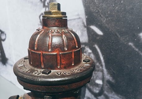 boca d'incendi, hidrant, òxid, bomba, armament, arma, bronze, cilindre, granada, bloqueig, demolició, fanal, foc, parèntesi, mobles, encens, llum, faro, flama, dinamita, metall, vell, primer pla, centrar-se en primer pla, rovellat, dia, cap gent, contenidor, transport, natura morta, a l'aire lliure, comunicació, vista d’angle alt, carrer, obsoleta, espatllat, ciutat, declivi, antiguitat, 5K, CC0, domini públic, lliure de regalies