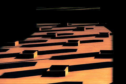 ombre, Marrone, parete, legna, attività ricreative, strumento musicale, pianoforte, compensato, Stati Uniti d'America, montgomery, al, memoriale nazionale per la pace e la giustizia, mobilia, tavolo, legno duro, arancia, astratto, caldo, geometrico, pianta, legname, Minecraft, all'aperto, in casa, legno - materiale, nessuno, ombra, di fila, grande gruppo di oggetti, modello, architettura, luce del sole, struttura costruita, ripetizione, abbondanza, posto a sedere, scala, pila, vista dall'alto, ordine, design, 4K, CC0, dominio pubblico, privo di copyright