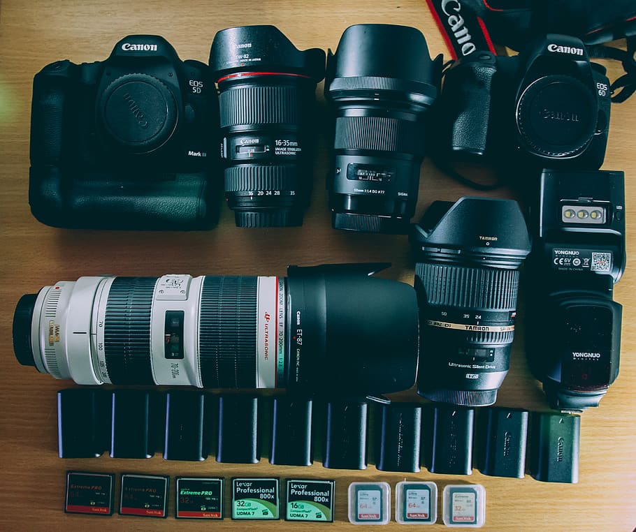 negre, kit de càmera dslr, càmera, electrònica, lent de la càmera, primer, equipament, fotografia, dslr, lent, bateria, targeta de memòria, transmissió d’engranatges, sony, sigma, tamron, yongnuo, sandisk, tamron 24-70, sigma 50mm, adherència de la bateria, canó 5d, temes de fotografia, tecnologia, càmera - equip fotogràfic, equip fotogràfic, a l'interior, cap gent, natura morta, gran grup d'objectes, lent - instrument òptic, elecció, arranjament, primer pla, text, variació, taula, càmera digital, directament a sobre, col · lecció, 4K