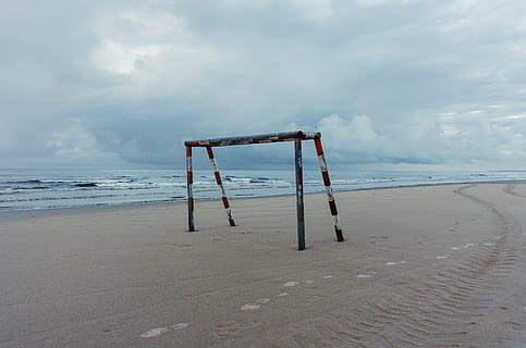gol de futebol, de praia, fundo, azul, nuvens, costa, concorrência, futebol, jogos, objetivo, panorama, lazer, ninguém, oceano, exterior, chuva, vermelho, areia, mar, céu, esporte, agua, branco, terra, nuvem - céu, beleza na natureza, natureza, horizonte sobre a água, horizonte, cena tranquila, scenics - natureza, dia, tranquilidade, madeira - material, cena não urbana, ao ar livre, 4K, CC0, domínio público, royalty free