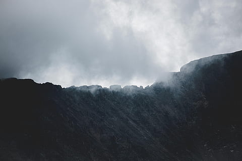 muntanya, blanc, ennuvolat, cel, núvols, medi ambient, boira, paisatge, naturalesa, a l'aire lliure, cresta, rocós, muntanya rocosa, núvol - cel, bellesa a la natura, escenics - natura, rock, Serra, cap gent, rock - object, sòlid, tranquil·litat, escena no urbana, terra, escena tranquil·la, cim de muntanya, pluja, 5K, CC0, domini públic, lliure de regalies