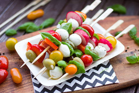 assorteret, vegetabilske retter, hvid, plade, appetitvækkende, grill, basilikum, cherrytomater, farverig, lækker, Epicure, mad, italiensk, oliven, paprika, peber, spyd, snack, velsmagende, tomater, grøntsager, mad og drikke, grøntsag, sund kost, frugt, tomat, velvære, friskhed, bord, kirsebær tomat, træ - materiale, fokus på forgrunden, skærebræt, salat, tæt på, ingen mennesker, løg, indendørs, multi farvet, forberedelse, urt, bakke, 5K, CC0, offentligt domæne, royaltyfrie